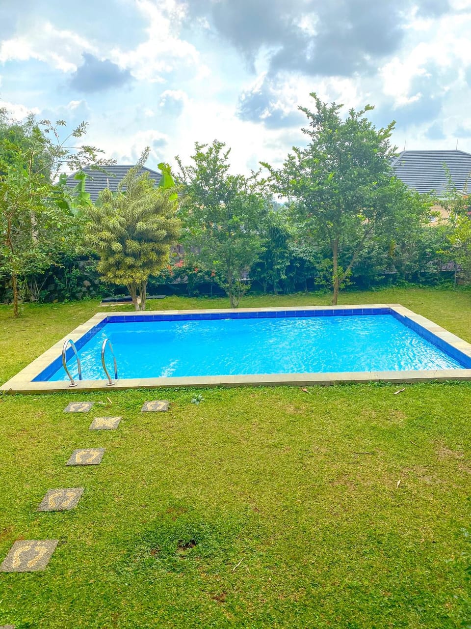 AL Marina Resort Hotel in Cisarua