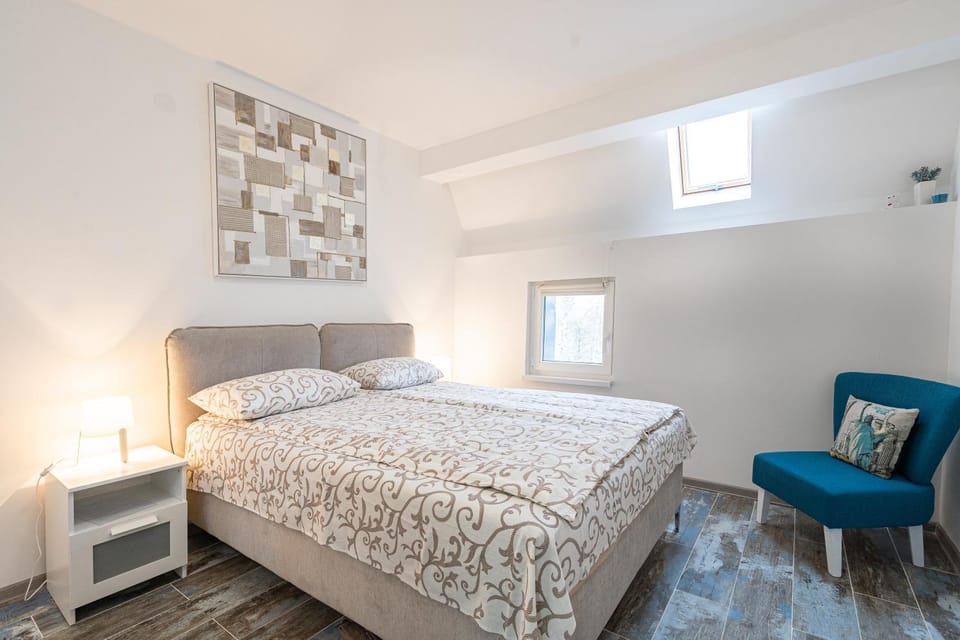 Bed, Photo of the whole room, Seating area, Bedroom