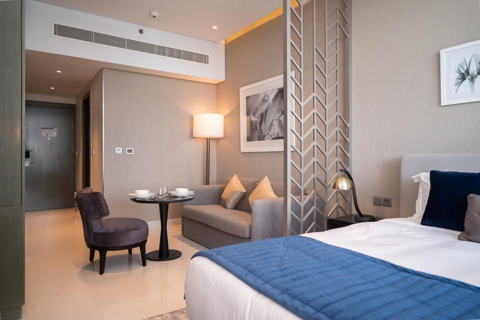 Bed, Photo of the whole room, Seating area, air conditioner