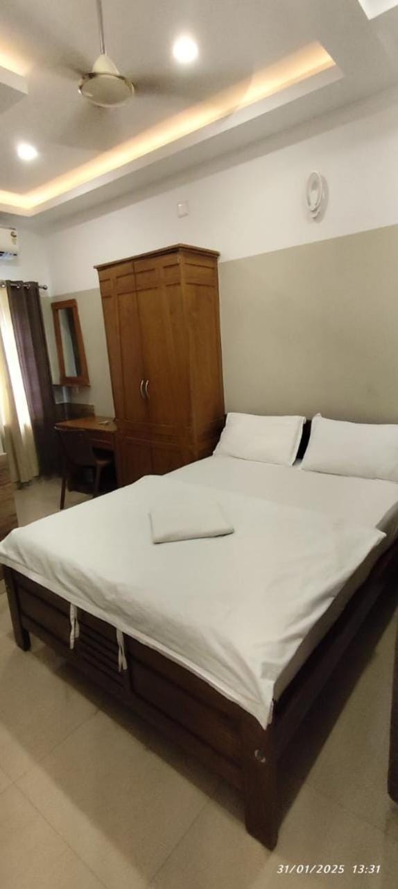 Bed, Photo of the whole room, Bedroom, towels, air conditioner