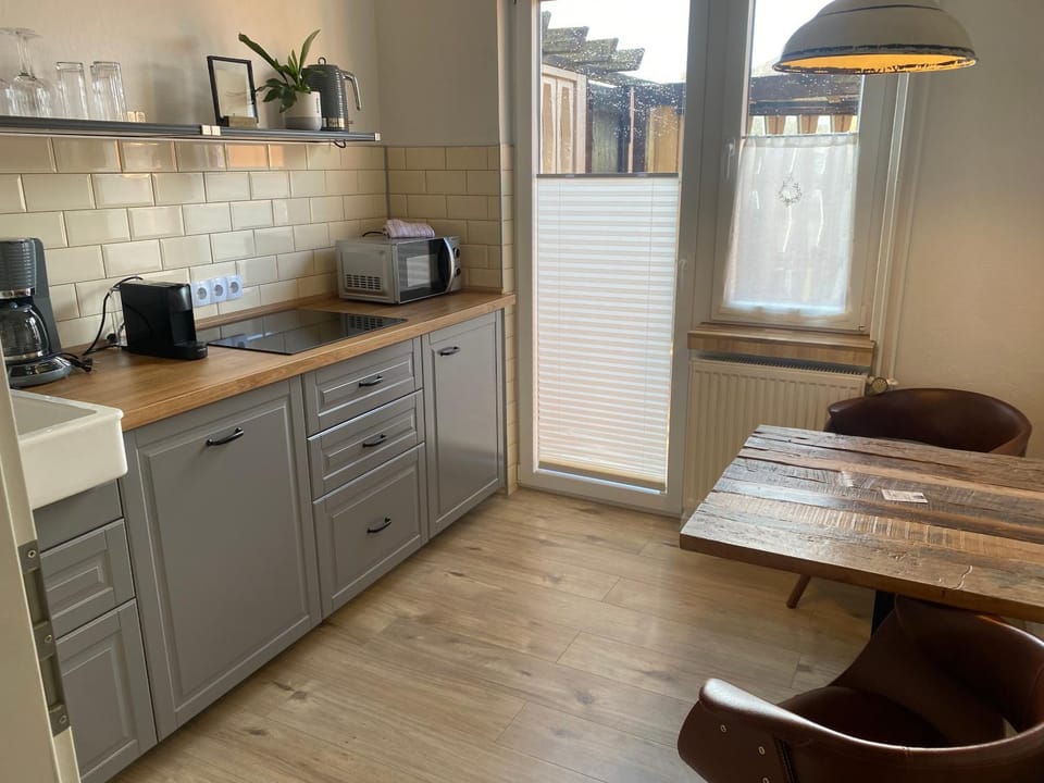 Coffee/tea facilities, Kitchen or kitchenette, Dining area, minibar, stove, toaster