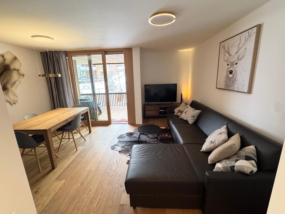 Beautiful Sunny New 1 Bed Apt (2.5Zim). Ski in/out Apartment in Canton of Grisons