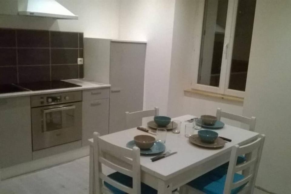 Kitchen or kitchenette, Dining area, stove
