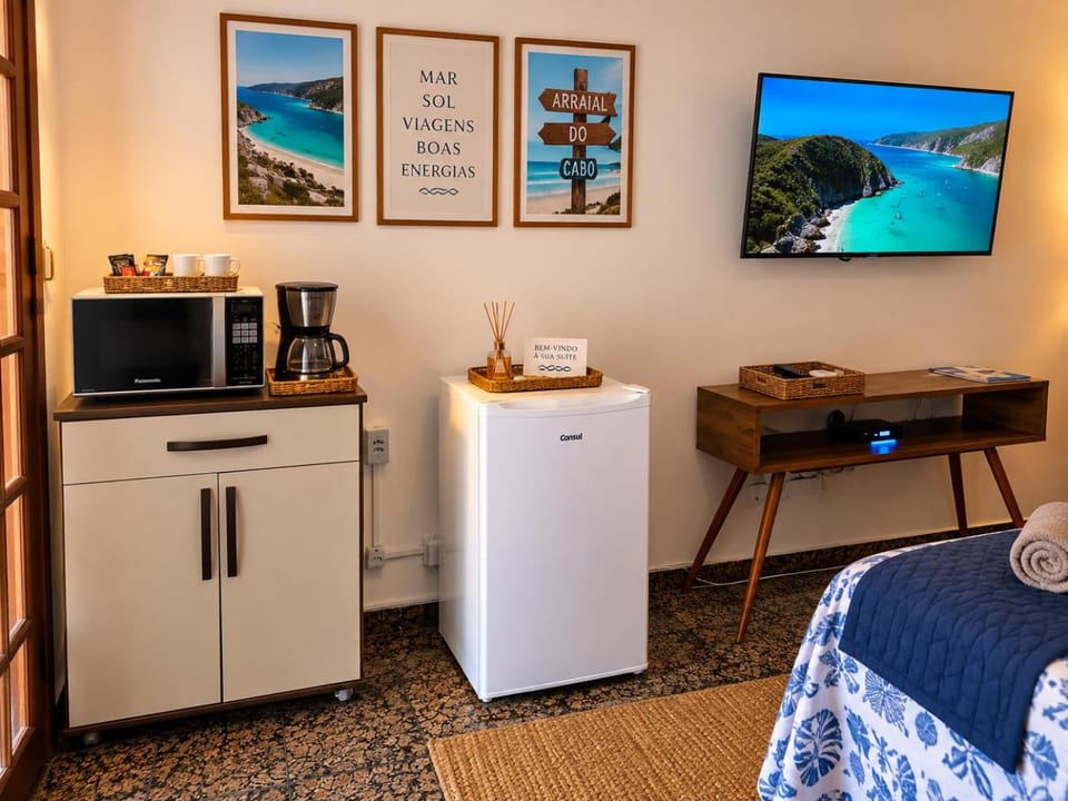 Suíte Trilha do Sol na Praia dos Anjos com Café da manhã e Estacionamento Vacation rental in State of Rio de Janeiro