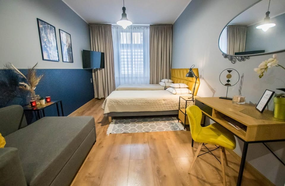 Bed, TV and multimedia, Seating area, Bedroom