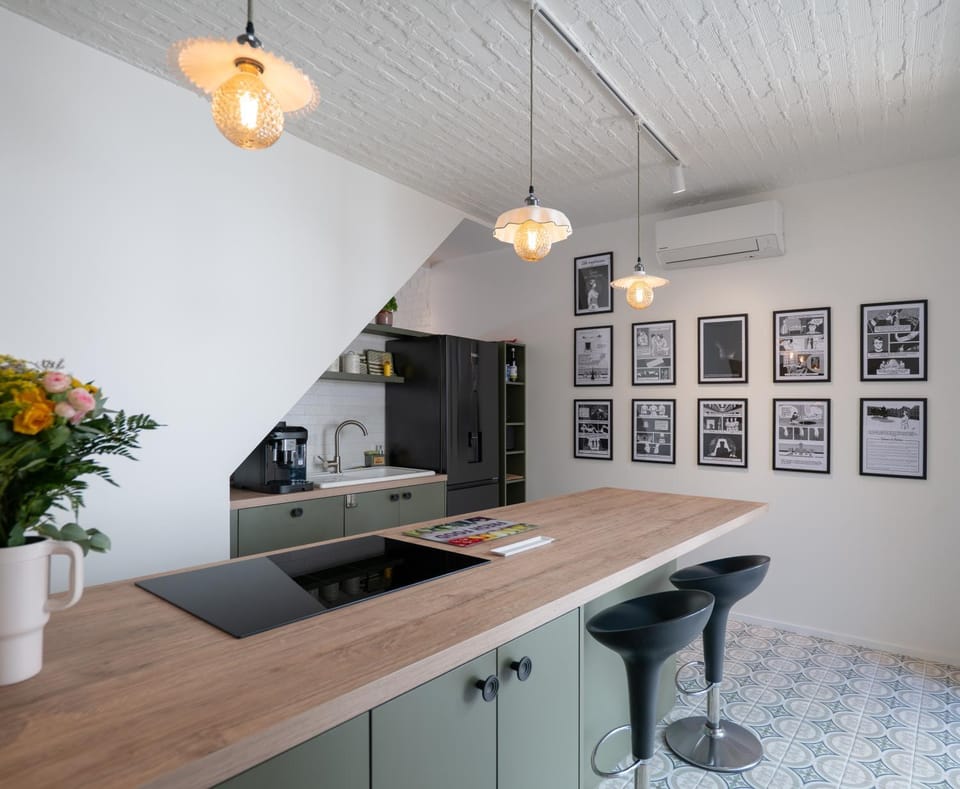 Kitchen or kitchenette, Dining area, stove, air conditioner