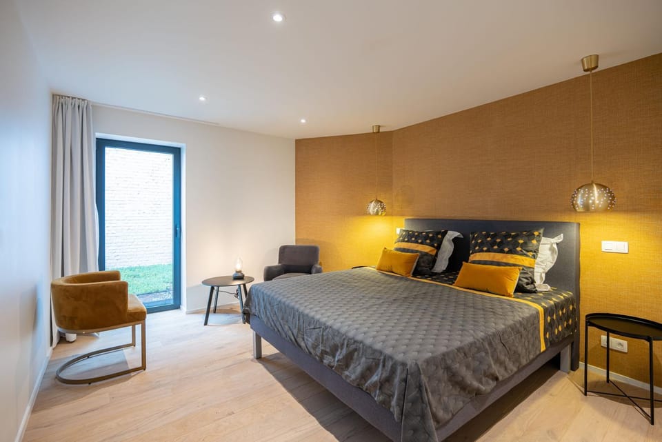 Bed, Living room, Photo of the whole room, Seating area, Bedroom