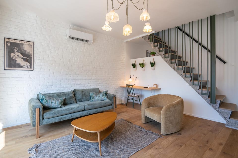 Living room, Seating area, air conditioner