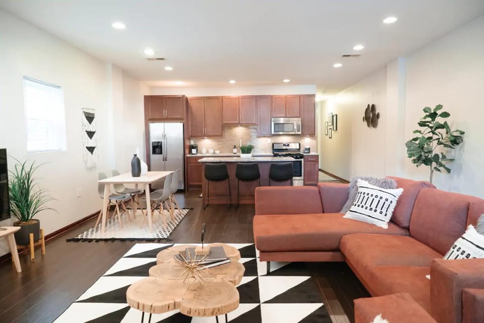 2BR Airy & Tidy Apt with Free Covered Parking - Central Modern Apartment in Chicago