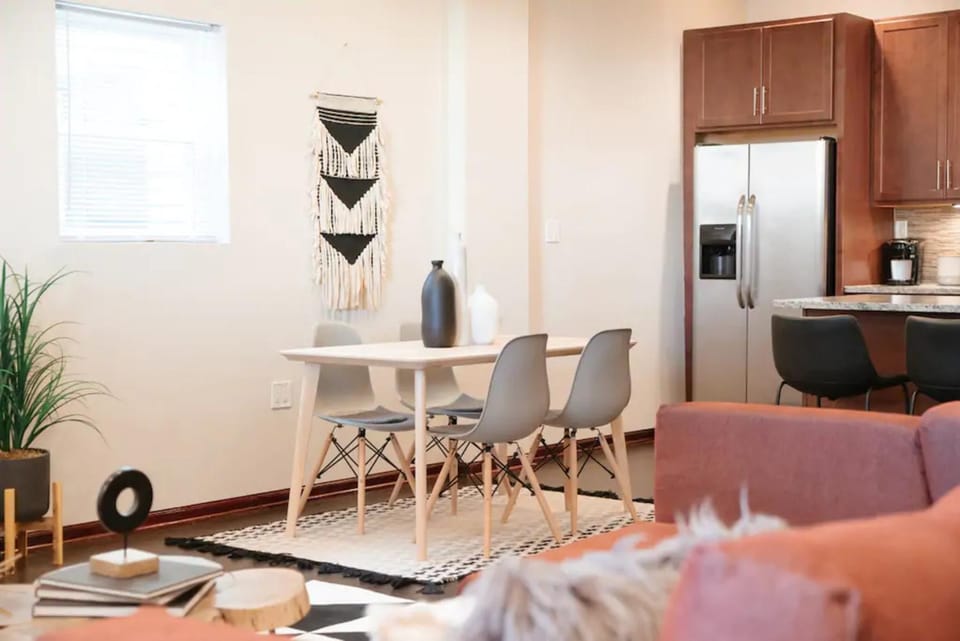 2BR Airy & Tidy Apt with Free Covered Parking - Central Modern Apartment in Chicago