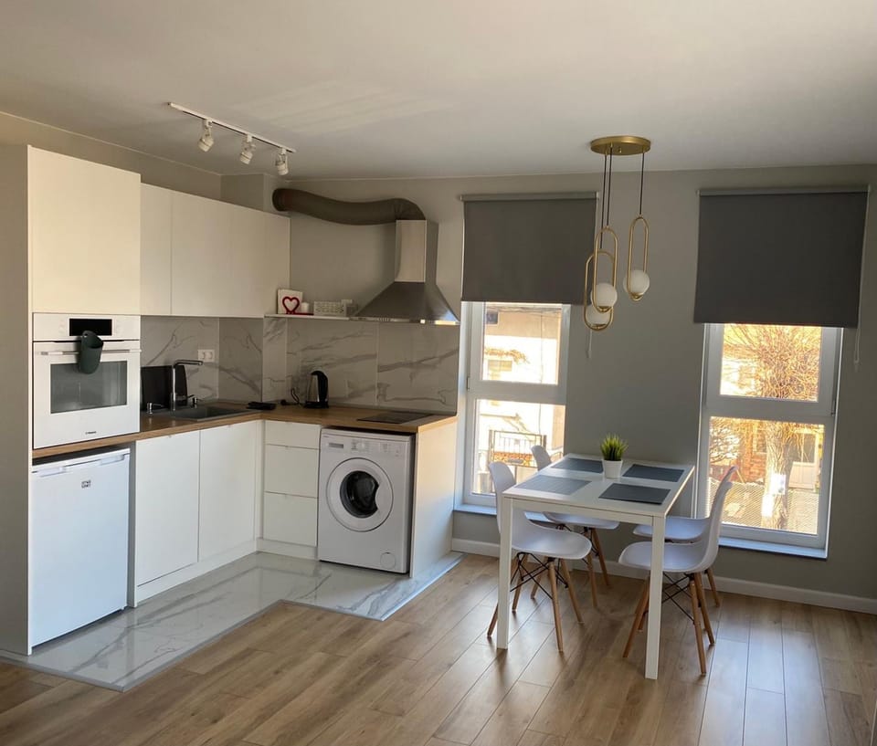 Coffee/tea facilities, Kitchen or kitchenette, Dining area, dishwasher, oven, stove, toaster, washing machine