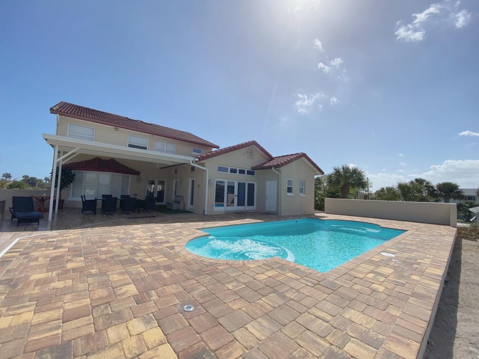Castle, pvt pool, hot tub, beach, mini-golf, dock, fishing, ping pong House in Palm Coast