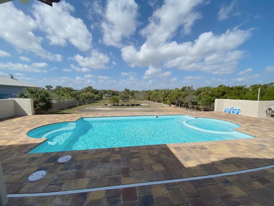 Castle, pvt pool, hot tub, beach, mini-golf, dock, fishing, ping pong House in Palm Coast