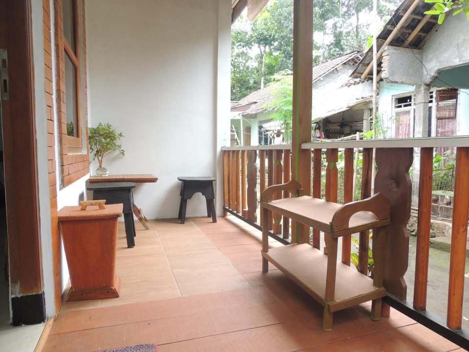 Property building, Facade/entrance, Balcony/Terrace, Meeting/conference room