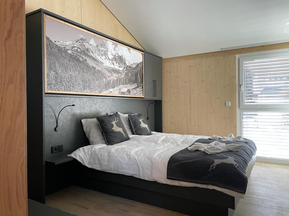 Bedroom, bunk bed