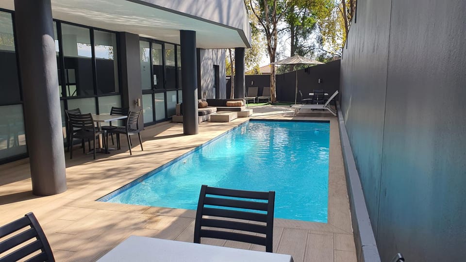 Property building, Patio, Day, Pool view, Swimming pool, sunbed