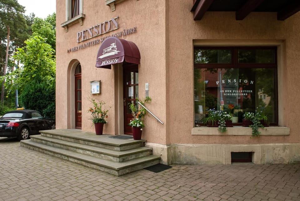 Facade/entrance
