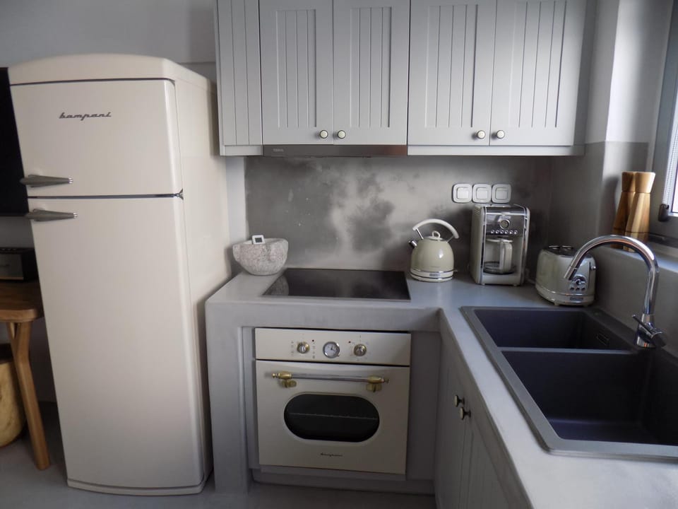 Coffee/tea facilities, dishwasher, oven, stove, toaster