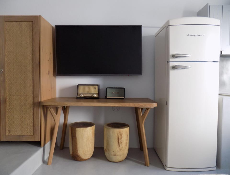 TV and multimedia, Kitchen or kitchenette, oven, wardrobe