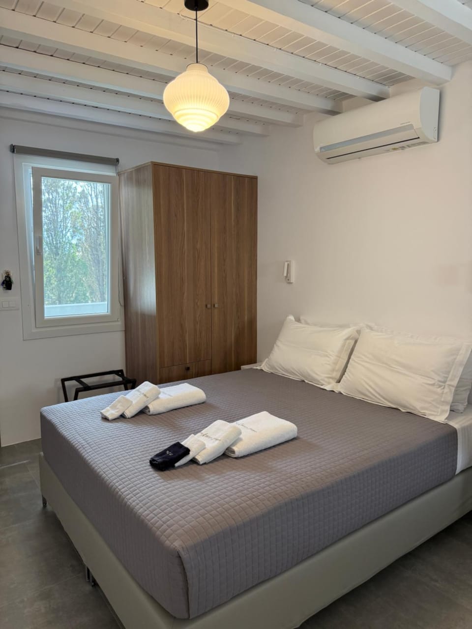 Bed, Photo of the whole room, Bedroom, towels, air conditioner