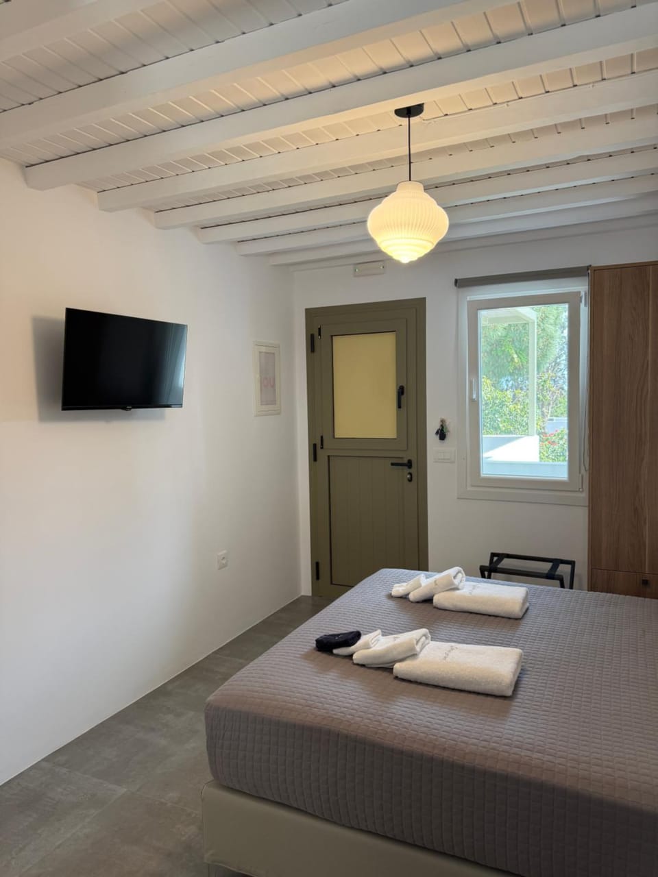 Bed, TV and multimedia, Photo of the whole room, Bedroom, towels