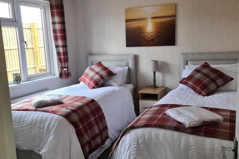2 Bed Cabin - Sleeps 4 - Pets - 5 min to Beach Cabin in England