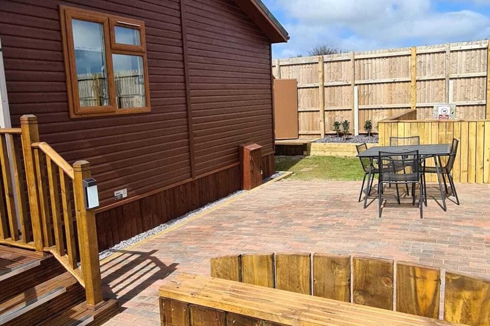2 Bed Cabin - Sleeps 4 - Pets - 5 min to Beach Cabin in England