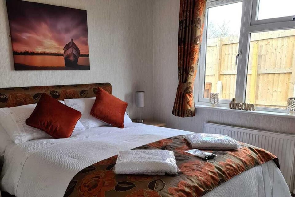 2 Bed Cabin - Sleeps 4 - Pets - 5 min to Beach Cabin in England