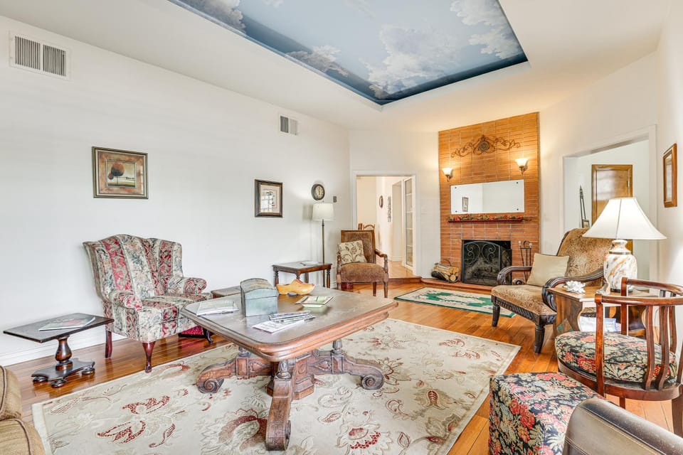 2 Mi to Dtwn Phoenix: Walkable Family Retreat! House in Phoenix
