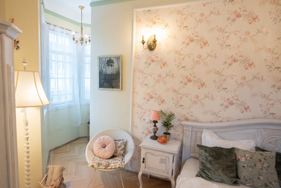 Bed, Seating area, Bedroom
