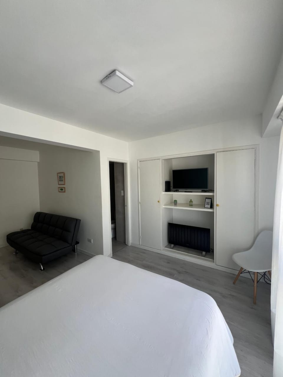 Bed, TV and multimedia, Photo of the whole room, Evening entertainment, wardrobe