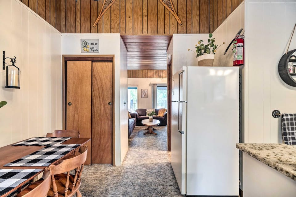 Pinecrest Retreat with Fireplace! House in Tuolumne County
