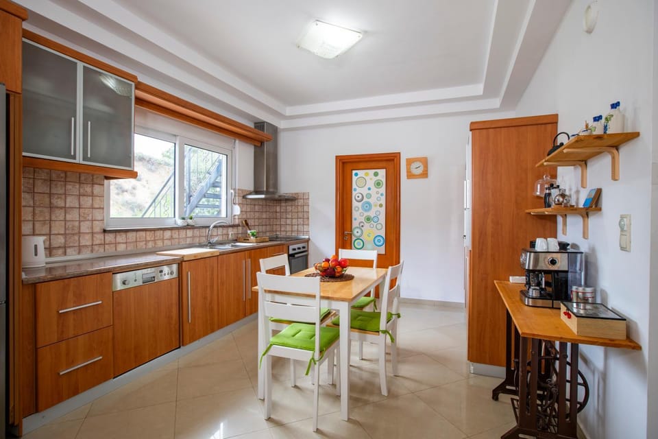 Coffee/tea facilities, Kitchen or kitchenette, dishwasher, oven, stove