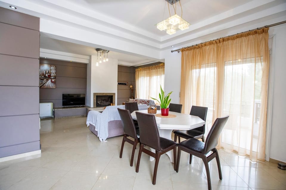 TV and multimedia, Living room, Dining area, fireplace