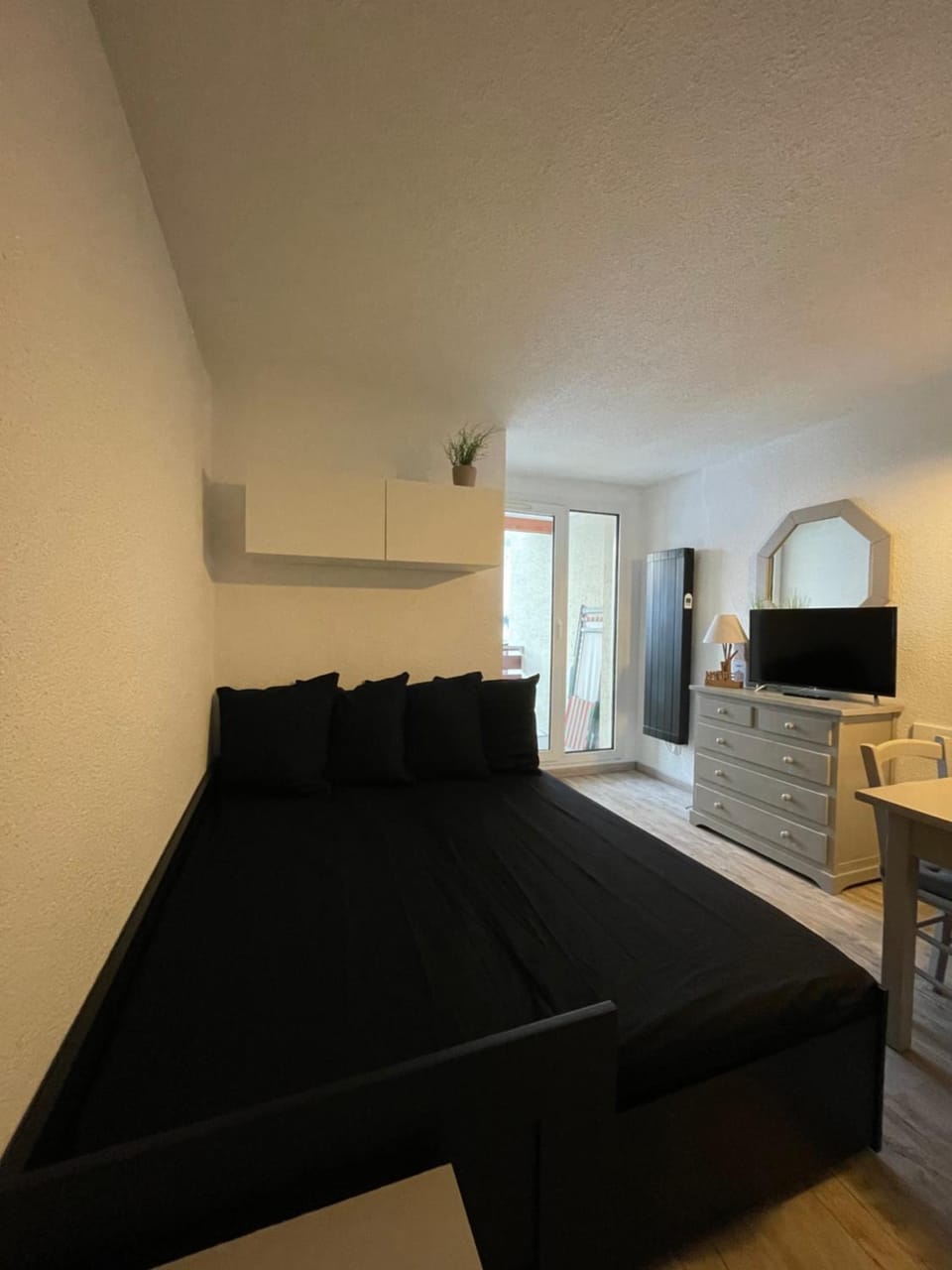 Bed, Photo of the whole room