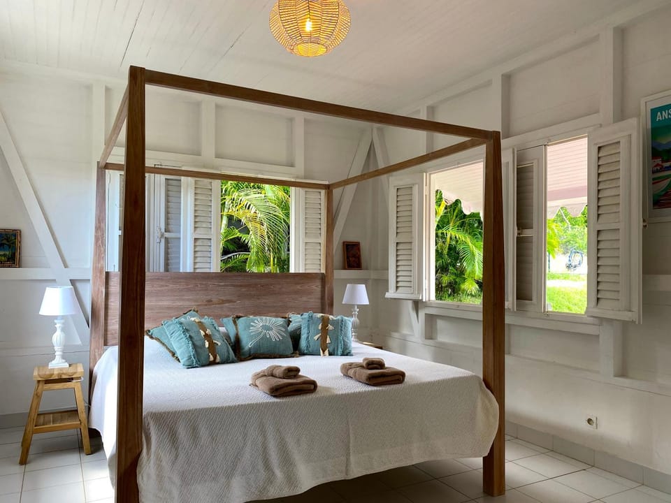 Bed, Photo of the whole room, Bedroom, towels