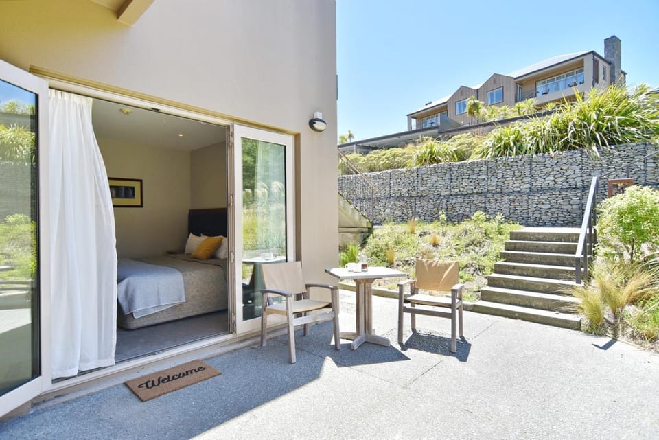 Bed, Seating area, Bedroom