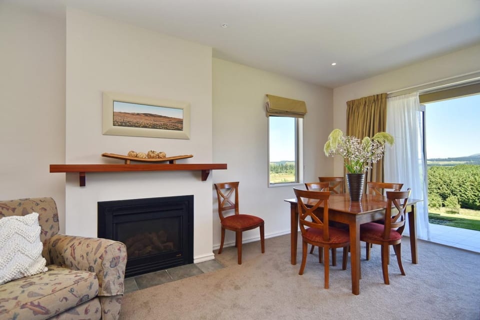View (from property/room), Seating area, Dining area