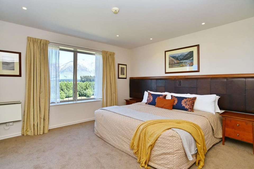 Bed, Bedroom, Mountain view