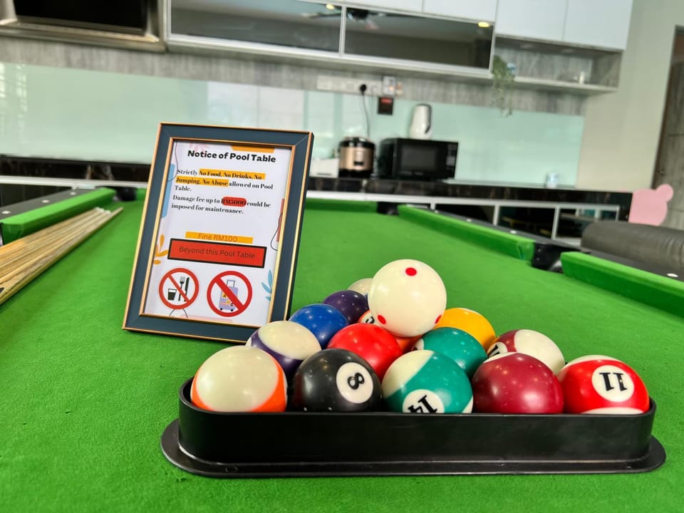 Billiard, Game Room