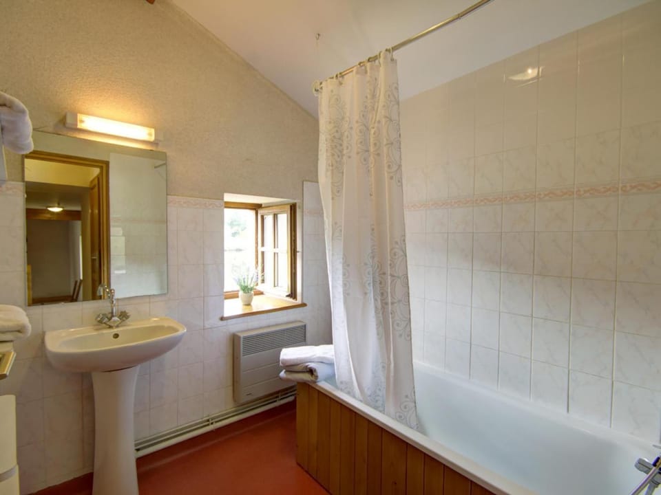 Gîte accueillant pour 7 pers avec cheminée et terrasse - FR-1-496-225 House in Auvergne-Rhône-Alpes