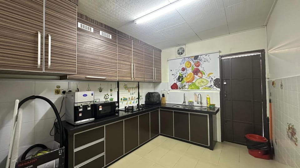 Kitchen or kitchenette, internet, microwave, stove