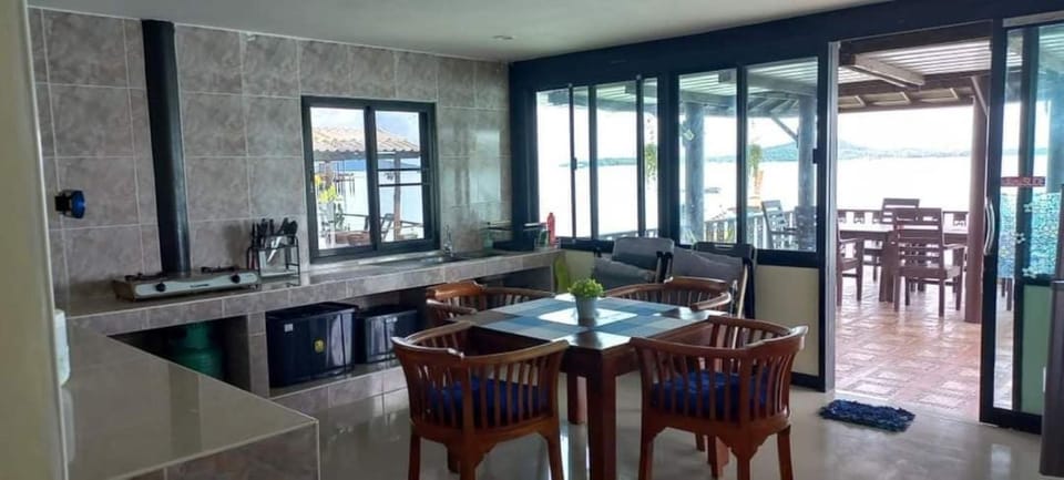 Balcony/Terrace, Balcony/Terrace, Kitchen or kitchenette, Seating area, Dining area, Sea view, Sea view, Sunrise, Sunset