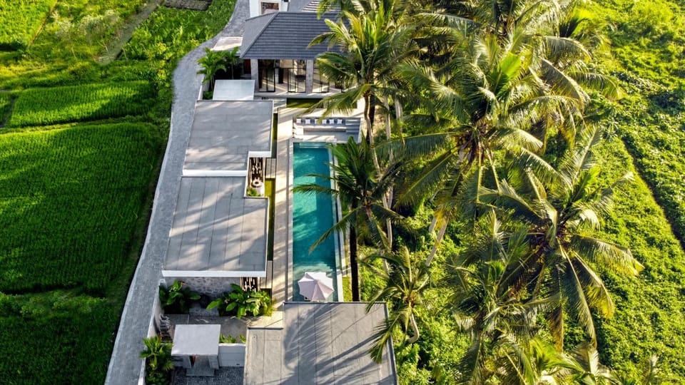 Property building, Natural landscape, Bird's eye view, View (from property/room), Pool view, Swimming pool, Parking, internet