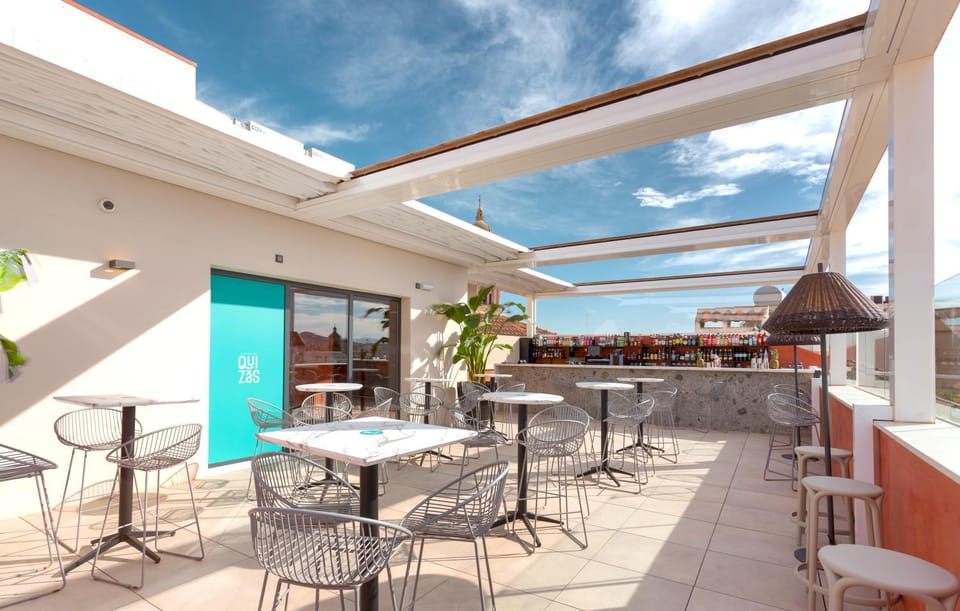 Balcony/Terrace, Lounge or bar, Drinks, Alcoholic drinks, Non alcoholic drinks