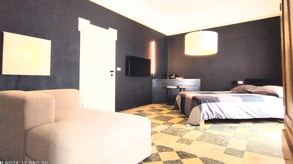 Bed, TV and multimedia, Photo of the whole room