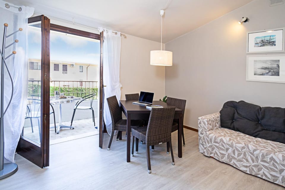 Patio, Communal lounge/ TV room, Living room, Dining area