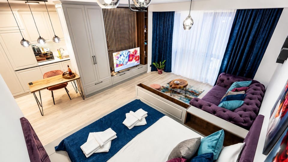 Property building, Bed, TV and multimedia, Bedroom, kitchen