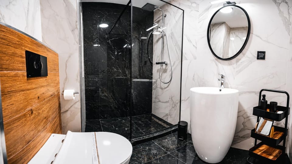 Shower, Toilet, Bathroom, bidet, towels