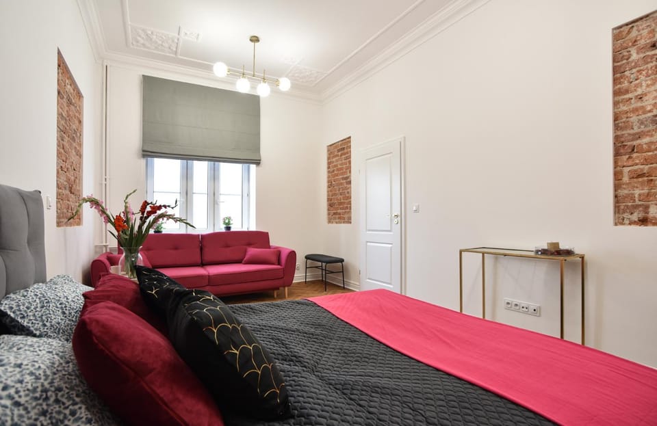 Bed, Photo of the whole room, Seating area, Bedroom